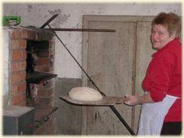 B&auml;uerin beim Brotbacken