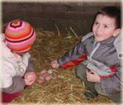 Kinder beim Eiersammeln